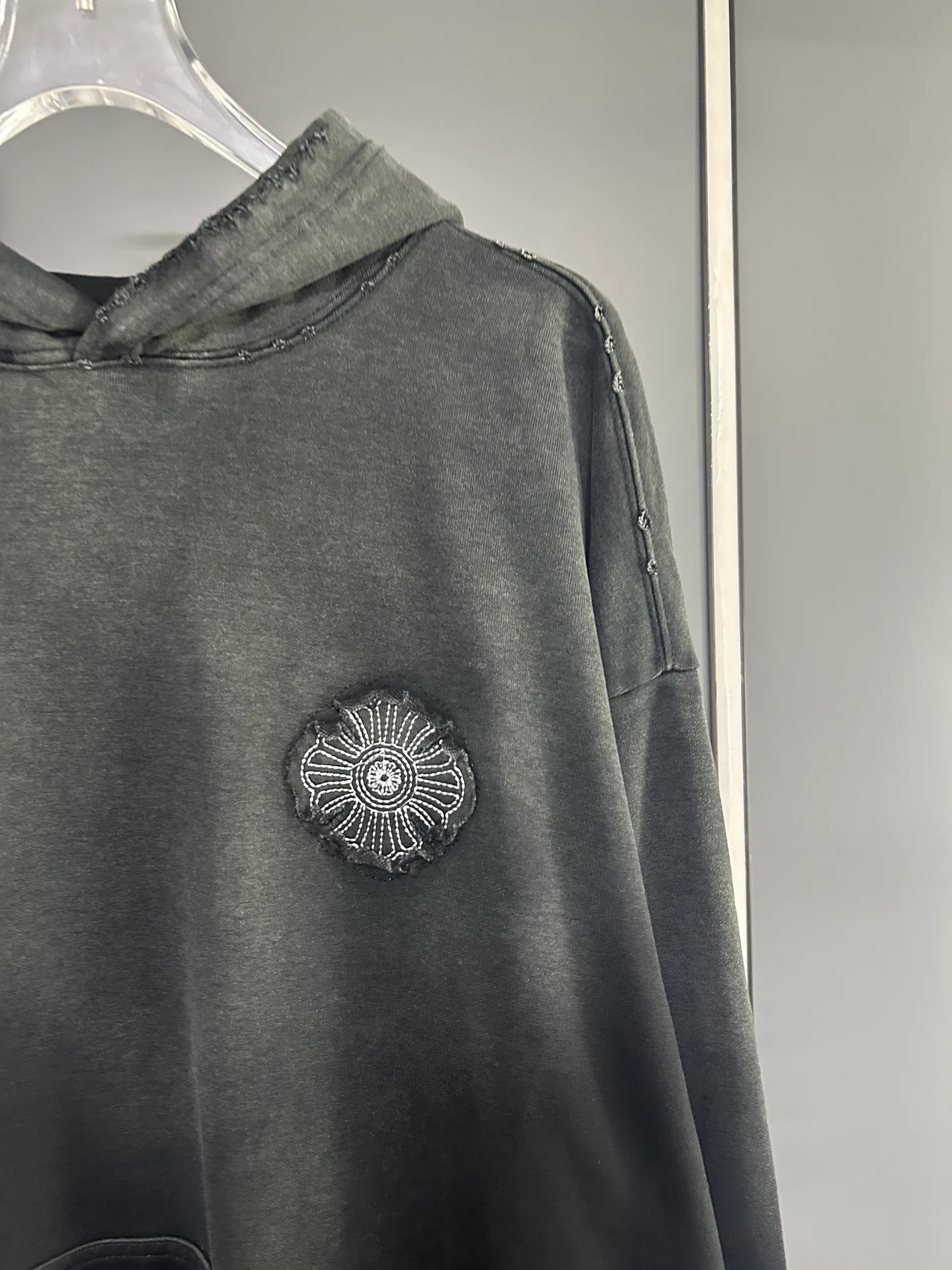 P310 𝗖𝗵𝗿𝗼𝗺𝗲 𝗛𝗲𝗮𝗿𝘁𝘀/Cro Heart 2025 Cross Patch Embroidery Summer New Original Single Counter American Acid Washed Distressed Laser Burnt Patch Embroidery Couple Casual Hooded Sweatshirt 👑The highest version! Customized fabric 440g tripe terry fabric! American acid-washed and distressed original fabric laser burnt ✟appliqué embroidery and exquisite embroidery of letters! The best-selling model at the counter. It is very comfortable to wear. It is low-key yet luxurious. It is very classy when worn. The large size and tailoring are needless to say. The upper body is exquisite and vivid. 👍High-end first-class materials. A truly palace-level product. The cotton from Turkey is of outstanding quality. After heavy washing, the clothes are very soft! Not picky, the upper body is absolutely stylish and extremely luxurious. Auxiliary materials: The original model has been authenticated and labeled ➕100% silk washed with water label. Genuine purchase-grade original hangtag➕matching hanging rope➕3D hanging beads➕original packaging bag. Craftsmanship: The original version has consistent wiring! The highest version of the armhole matching technique! Countless times of pattern making to 100% restore the original appearance! The correct version is the same for men and women, super eye-catching, super good-looking, and super atmospheric! Color: White Black Royal Blue Size, XS S M L